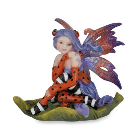 Fatina seduta con coccinella by Les Alpes Collection